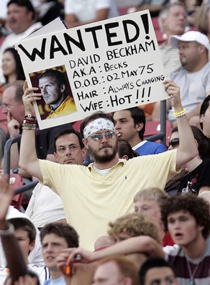 Un aficionado del LA Galaxy protesta contra la ausencia de Beckham