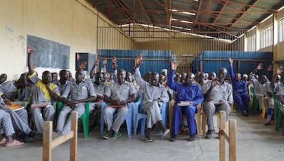 Reclusos de una prisión de Kenia participan en un taller de 'mindfulness'. 