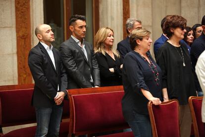 Pedro Zerolo, concejal de Madrid desde 2003 —fue en el número tres de la lista que encabezó Trinidad Jiménez, una de sus valedoras en el partido—, nunca abandonó la lucha por los derechos de la población LGTB. En la imagen, el presentador Jesús Vázquez (centro) con su marido Roberto Cortés (izquierda) y la socialista Trinidad Jiménez en la capilla ardiente.