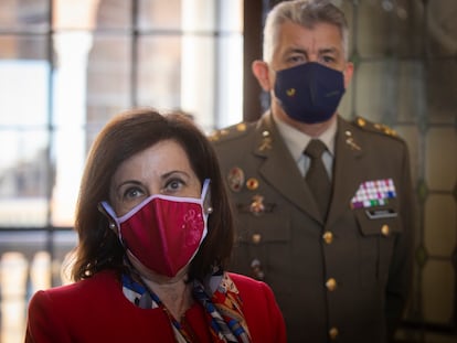 La ministra de Defensa, Margarita Robles, durante su visita este lunes al Cuartel General de la Fuerza Terrestre, en Sevilla.