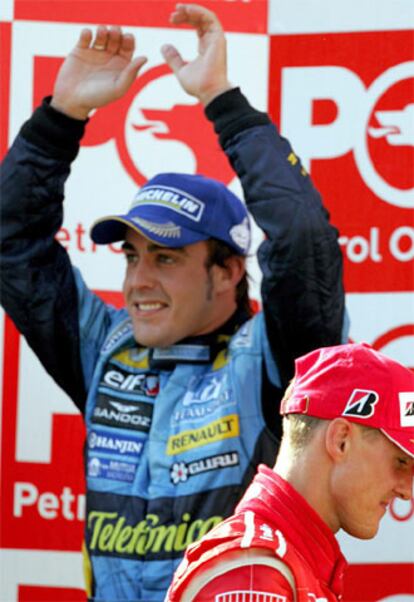 EL piloto Fernando Alonso celebra la segunda plaza en el Gran Premio de Turquía, en la que se ha impuesto de Michael Schumacher.