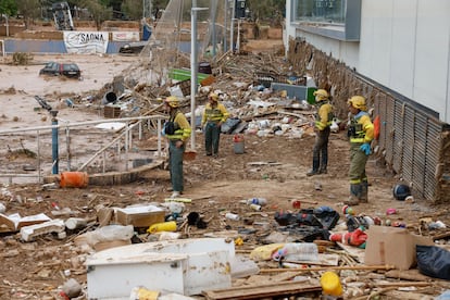 Bomberos trabajan este martes en la limpieza de los accesos a la piscina municipal de Paiporta.