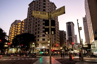 Um cenário tipicamente paulistano que fez parte da Virada: a esquina das avenidas Ipiranga e São João.