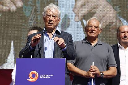 Mario Vargas Llosa y Josep Borrell, al finalizar la manifestación.