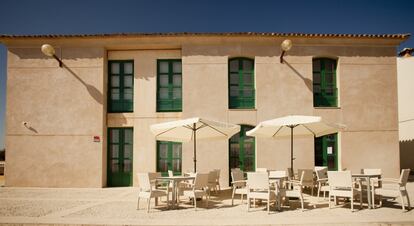 El exterior del hotel Isla Tabarca (Alicante).