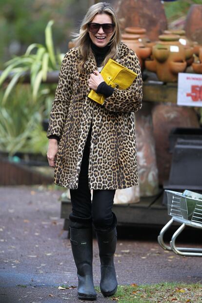Kate Moss es una de las celebrities que esta temporada recupera de entre sus básicos esta prenda.