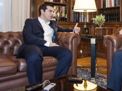 El primer ministro griego, Alexis Tsipras (i), recibe al presidente de la Rep&uacute;blica helena, Prokopis Pavl&oacute;pulos, en la presidencia de Atenas, Grecia, hoy, mi&eacute;rcoles 8 de julio de 2015. 