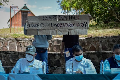 Manifestantes sostienen un cartel contra los desaparecidos durante las protestas, en Pasto, el 5 de junio de 2021.