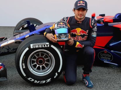 Carlos Sainz Jr.  posa con el monoplaza de esta temporada.