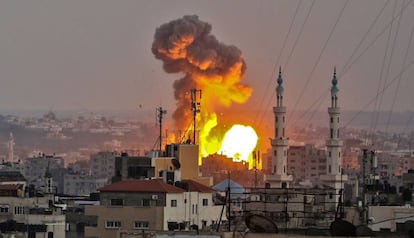 Una explosión en Gaza durante un bombardeo israelí este viernes.