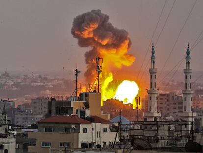 Una explosión en Gaza durante un bombardeo israelí este viernes.