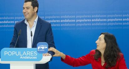 Juan Manuel Moreno junto a Dolores López, este lunes en Sevilla.