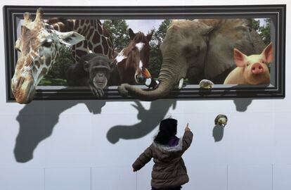 Una niña reacciona a unos dibujos 3D de animales en una de las paredes en construcción del centro de tiro con arco para los Juegos Olímpicos de Tokio 2020, en Tokio (Japón).
