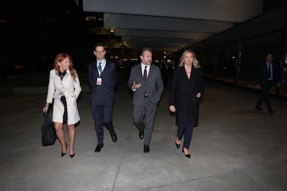 Pilar Gil, vicepresidenta y directora financiera del Grupo Prisa; Joseph Oughourlian, presidente del Grupo Prisa; Rodrigo Buenaventura, presidente de la CNMV y Amanda Mars, directora de CincoDías y subdirectora de información económica de El País, a su llegada a los premios CincoDías celebrados en la sede de Repsol en Madrid.