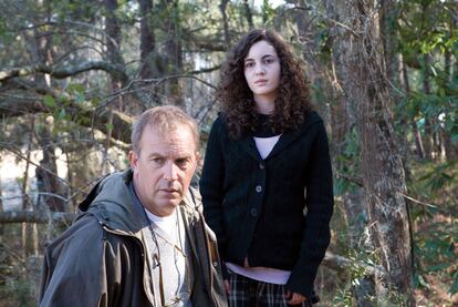 Kevin Costner e Ivana Baquero, en <i>La otra hija.</i>