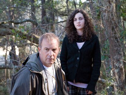 Kevin Costner e Ivana Baquero, en <i>La otra hija.</i>