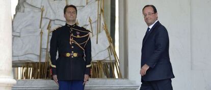 El presidente franc&eacute;s, Francois Hollande, entra en el palacio del El&iacute;seo el mi&eacute;rcoles.