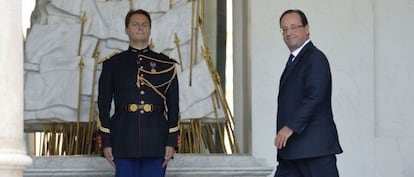 El presidente francés, Francois Hollande, entra en el palacio del Elíseo el miércoles.