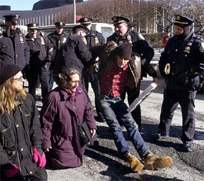 La policía neoyorquina detiene a varios manifestantes que protestaban contra la guerra frente a la sede de la ONU.