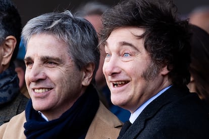 Javier Milei junto al ministro de Economía, Luis Caputo, en Buenos Aires, en 2024.
