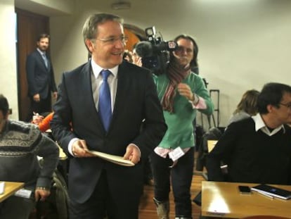 El consejero de Hacienda, Juan Carlos Moragues, antes de explicar las razones del déficit de la Generalitat.