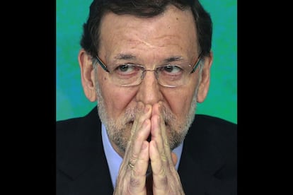 Madrid, España, 2 de febrero de 2103. Mariano Rajoy reflexiona durante una reunión de emergencia de la cúpula de su partido en Madrid. El presidente de Gobierno aseguró que todo lo que se dice sobre él en los papeles de Bárcenas "es falso". Así de tajante fue Rajoy en sus primeras declaraciones sobre las anotaciones del extesorero del PP que reflejan una contabilidad secreta de partido. "Ni he recibido ni he repartido dinero negro, ni en este partido ni en ningún sitio; es falso", subrayó.