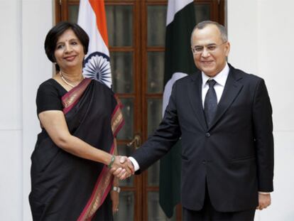 Nirupama Rao y Salman Bashir se estrechan la mano antes de comenzar la reunión el 25 de febrero de 2010 en Nueva Delhi