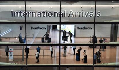 Pasajeros, este jueves a su llegada al aeropuerto de Heathrow, en Londres.