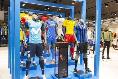 Exposición de productos de Joma en su factoría de Portillo (Toledo).