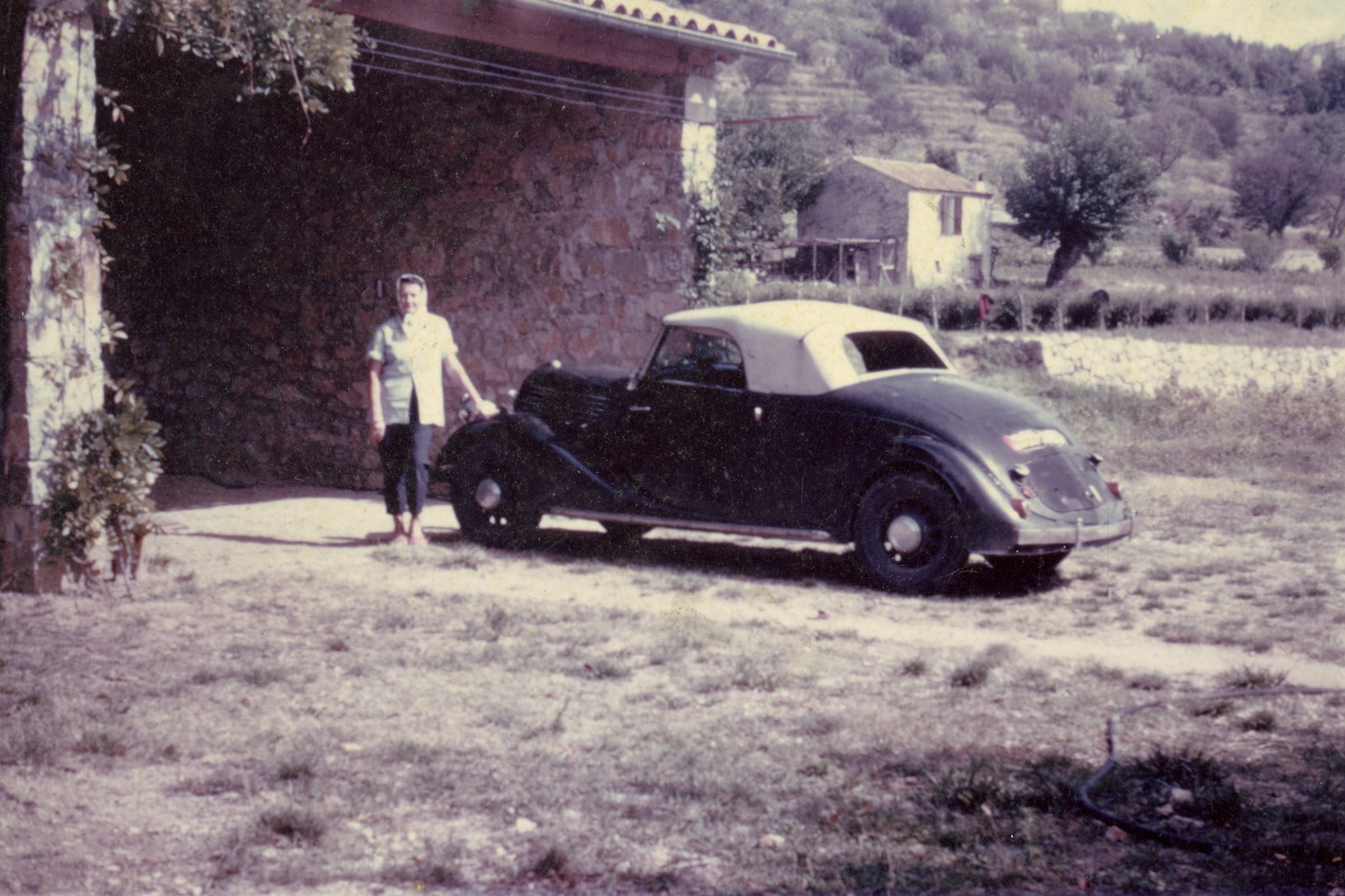 Catherine Dior en la cochera de su granja.