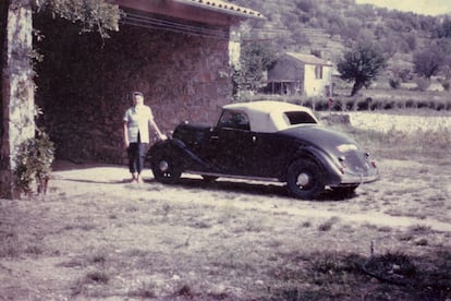 Catherine Dior en la cochera de su granja.