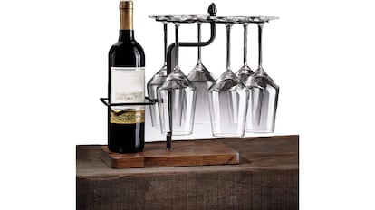 En el estante se pueden colgar las copas de vino optimizando el espacio.