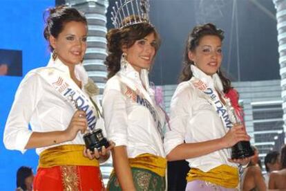 De izquierda a derecha, Mireia Verdú, primera dama; Verónica Hidalgo, Miss España, y Laura Ojeda, segunda dama.