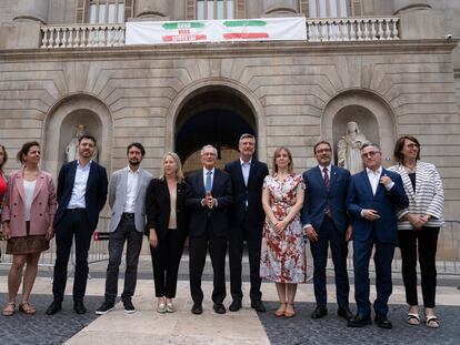 Xavier Trias, en el centro, con los concejales electos de Junts, el 31 de mayo en la plaza Sant Jaume de Barcelona.