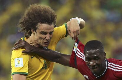 David Luiz (i) y el defensa Colombiano Cristian Zapata pelean por el bal&oacute;n. 