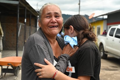 Familiares de presas del Centro Femenino de Adaptación Social (Cefas) lloran afuera del penal, este 20 de junio. Un enfrentamiento entre pandillas ha causado la muerte de al menos 41 mujeres, de acuerdo al portavoz del Ministerio Público, Yuri Mora, quien ha advertido que la cifra de víctimas puede aumentar.