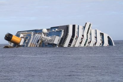 El 'Costa Concordia', semihundido en aguas de la isla italiana de Giglio