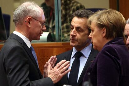 Van Rompuy habla con Sarkozy y Merkel en una cumbre el pasado febrero.