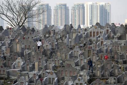 Varias personas visitan las tumbas de sus seres queridos en el cementerio Diamond Hill en Hong Kong (China). Millones de chinos visitan este martes, en el llamado "Día de Barrer las Tumbas", a sus seres queridos en los cementerios, donde la falta de espacio en las grandes ciudades como Pekín se intenta suplir con ideas revolucionarias.