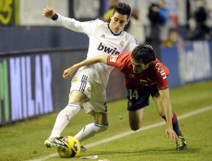 Callejon pelea el balón con Alejandro Arribas.