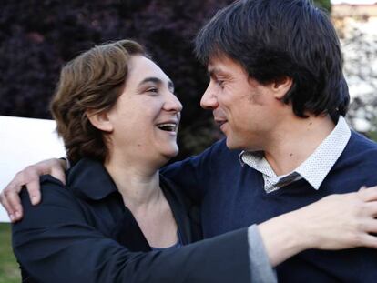 Ada Colau y Xavi Matilla se abrazan tras un acto en 2017.