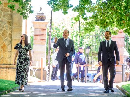 De izquierda a derecha, la presidenta de Ciudadanos, Inés Arrimadas, el candidato a lehendakari Carlos Iturgáiz (PP) y el presidente del Partido Popular, Pablo Casado,