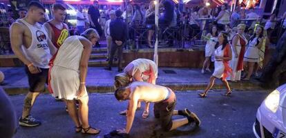 Un turista en estat d'embriaguesa al carrer de Punta Ballena, a Magaluf, el maig de l'any passat.