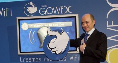 Jenaro García, presidente de Gowex, toca la campana en la salida a cotizar de la empresa.