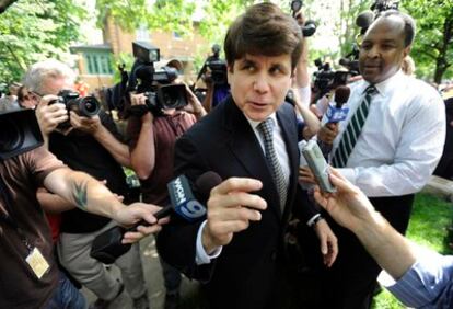 El exgobernador de Illionis, Rod Blagojevich, llega a su casa tras ser acusado de 17 de los 20 cargos a los que se enfrentaba hoy en Chicago.