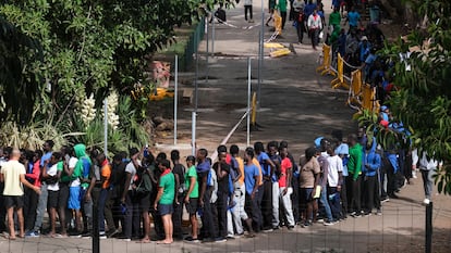 Dozens of immigrants lining up inside the Las Raíces reception center in La Laguna (Tenerife), on Tuesday.
