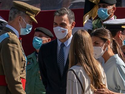 El rey Felipe VI, el presidente del Gobierno, Pedro Sánchez, la reina Letizia y la infanta Sofía, durante el desfile del 12 de octubre.