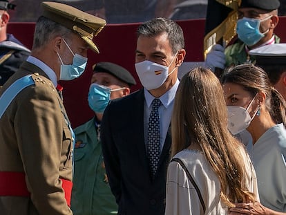 El rey Felipe VI, el presidente del Gobierno, Pedro Sánchez, la reina Letizia y la infanta Sofía, durante el desfile, este martes.