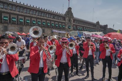 Una banda en la explanada del Zócalo, antes del comienzo del acto de inicio de campaña de Sheinbaum.