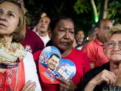 Asistentes a una misa por la salud de Ch&aacute;vez en Nochevieja en Caracas.